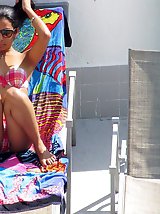 12 pictures - Voyeuring stretched bikini babes