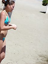 12 pictures - Hot round bikini butts on spy cam