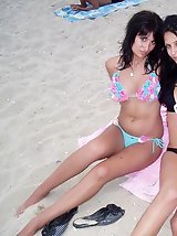 24 pictures - A bikini cutie going topless on the Waikiki