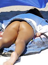 12 pictures - Nude pussy up skirt on the beach