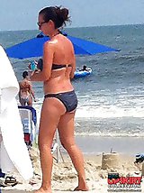12 pictures - Girl does not notice her bikini slip