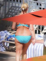 12 pictures - Gals have no clue their bikini spied
